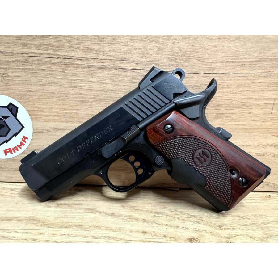 PISTOLET COLT DEFENDER...