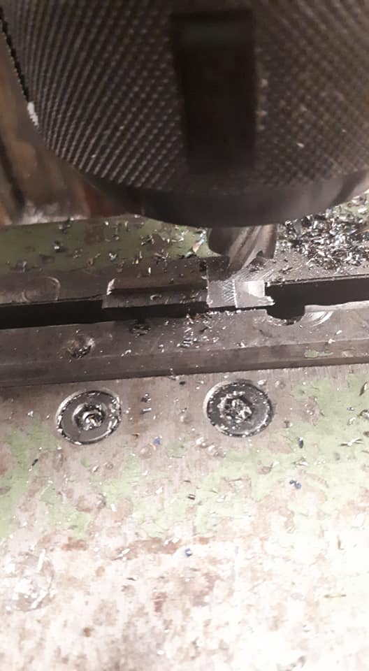 Job du jour, fabrication de deux extracteurs Harmerli P240 en 38S&W WC en acier xc75. — photo