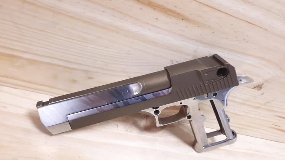 Voici la photo d'un de nos Custom acide bientôt terminé, Cerakote Burnt Bronze, Culasse… — photo