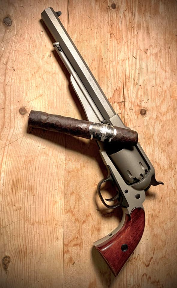 Poste du soir pour vous présenter ce magnifique Pietta 1858 New Army cal 44 que nous av… — photo
