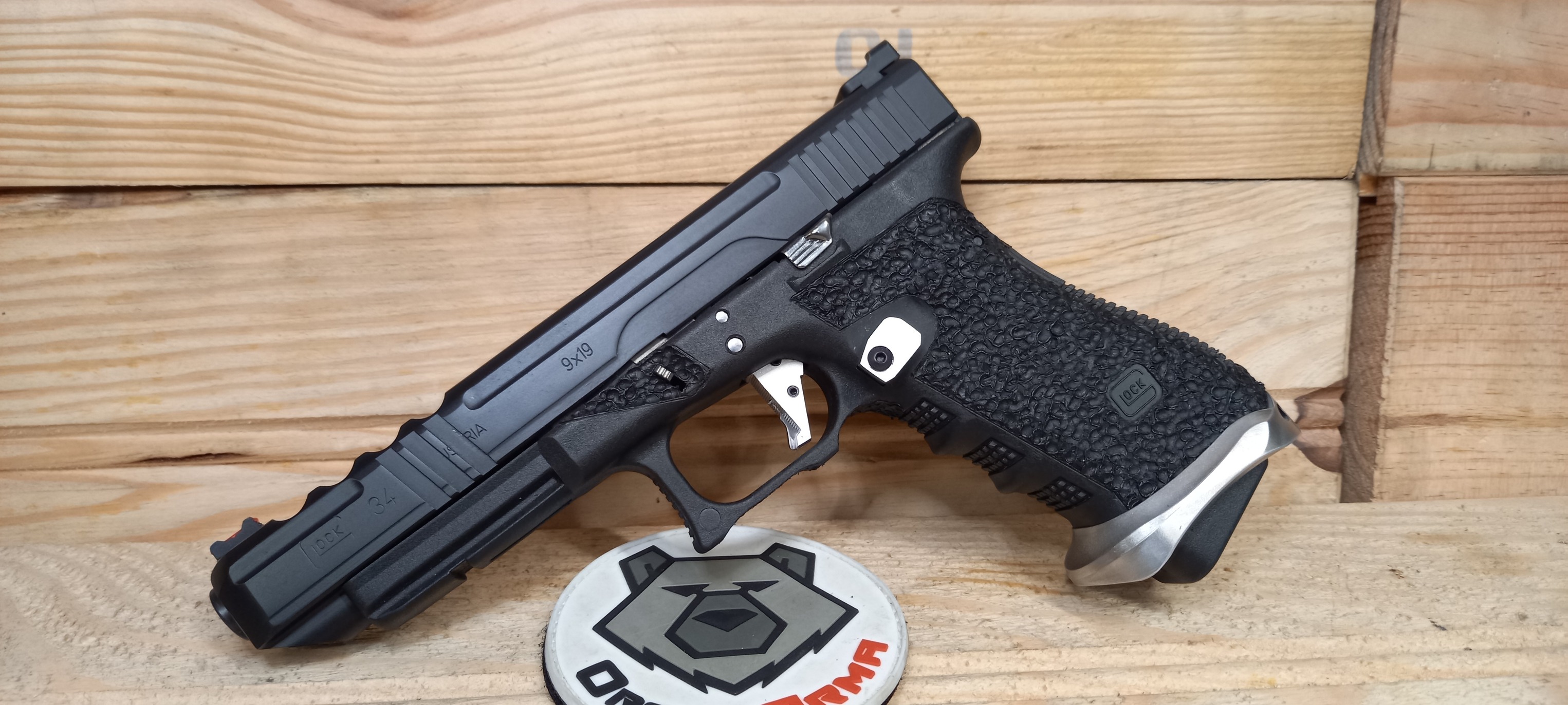 Glock 34 custom : stries, facettes et évents — photo