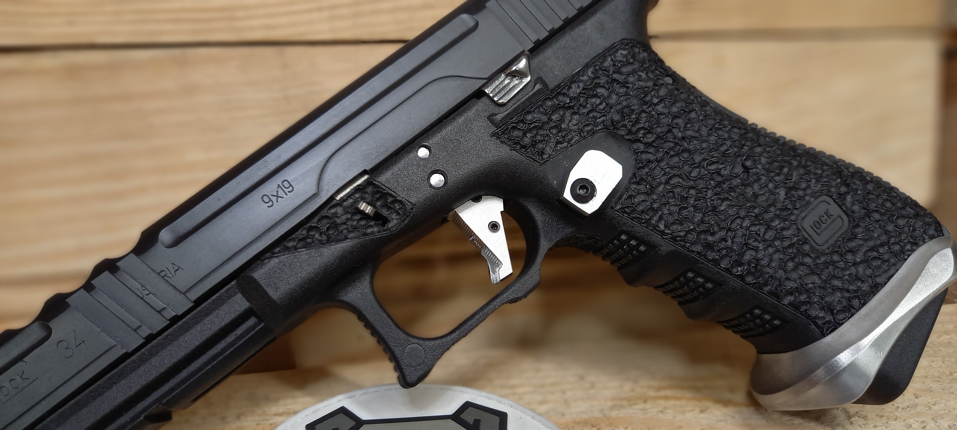 Glock 34 custom : stries, facettes et évents — photo