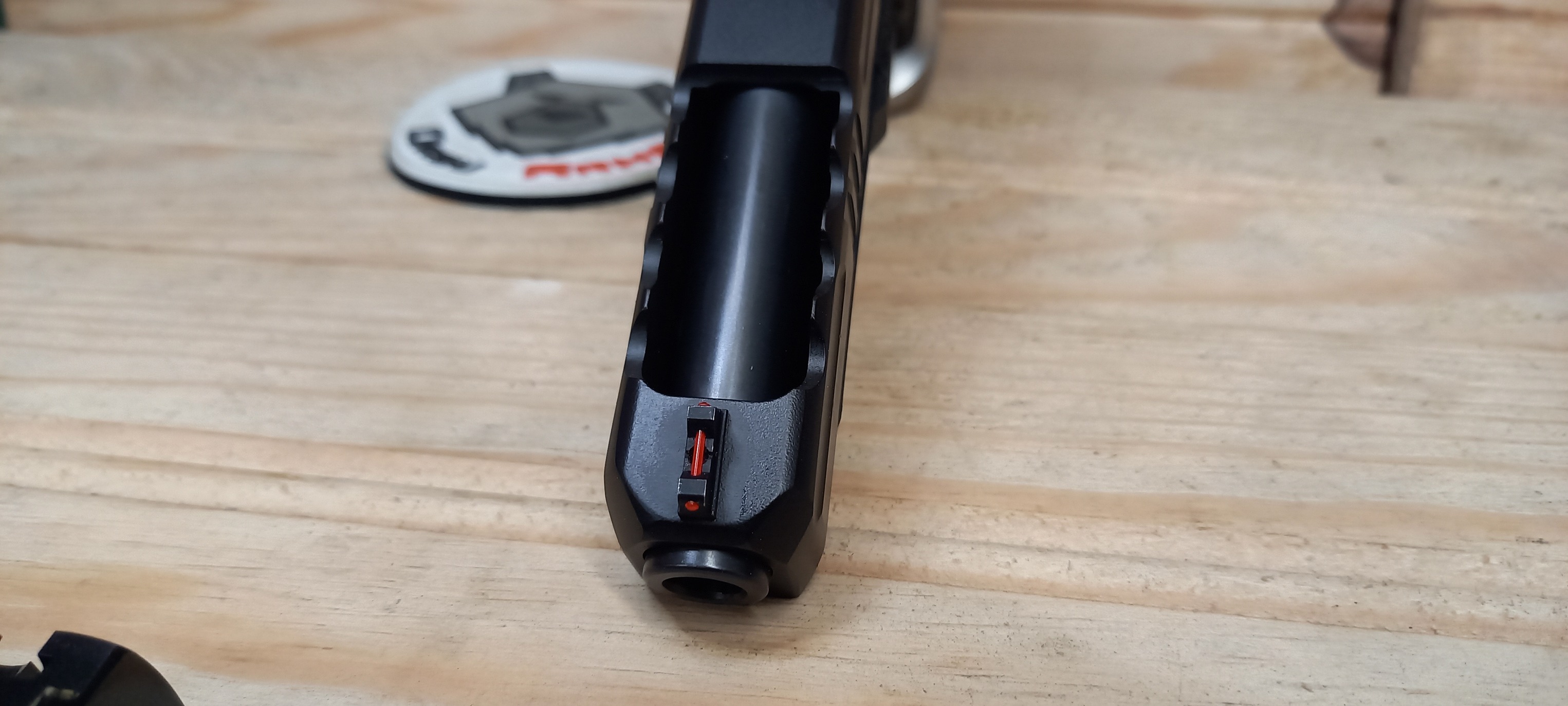 Glock 34 custom : stries, facettes et évents — photo