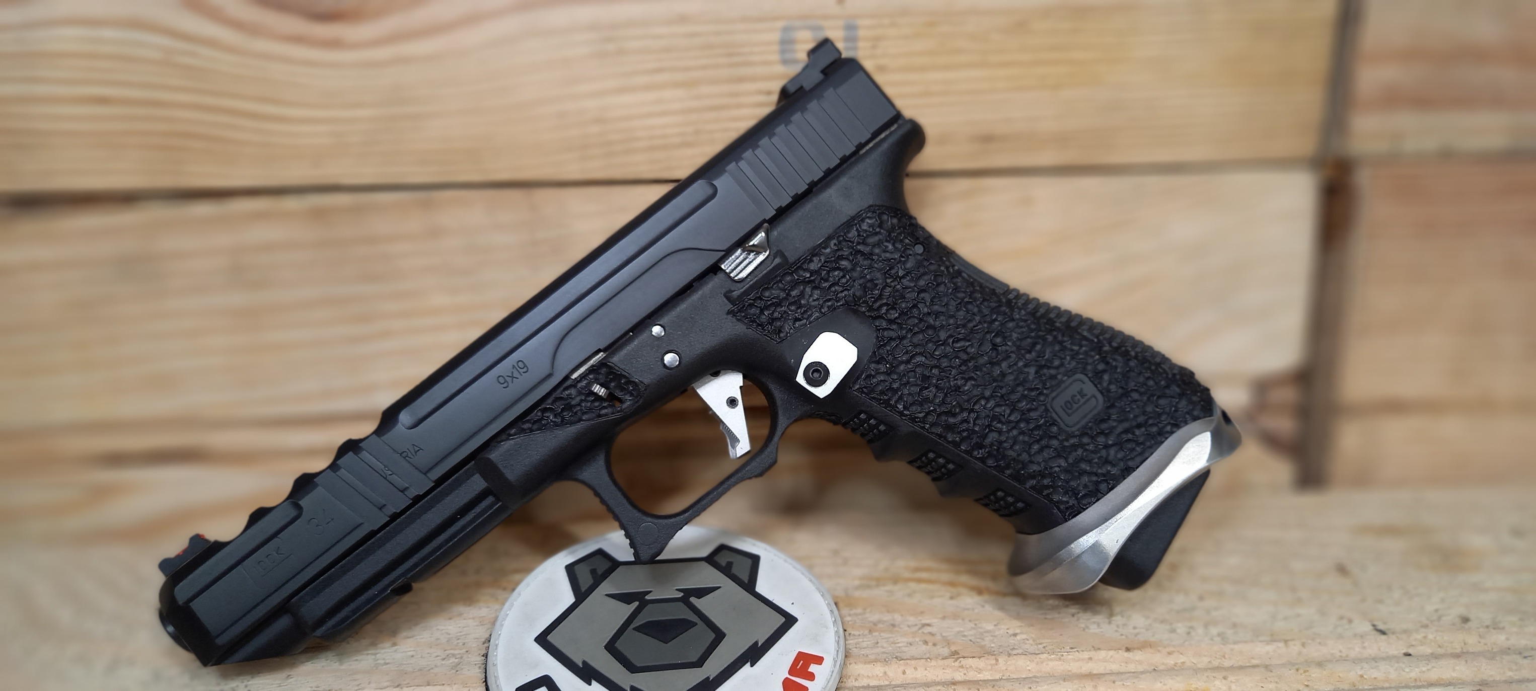 Glock 34 custom : stries, facettes et évents — photo