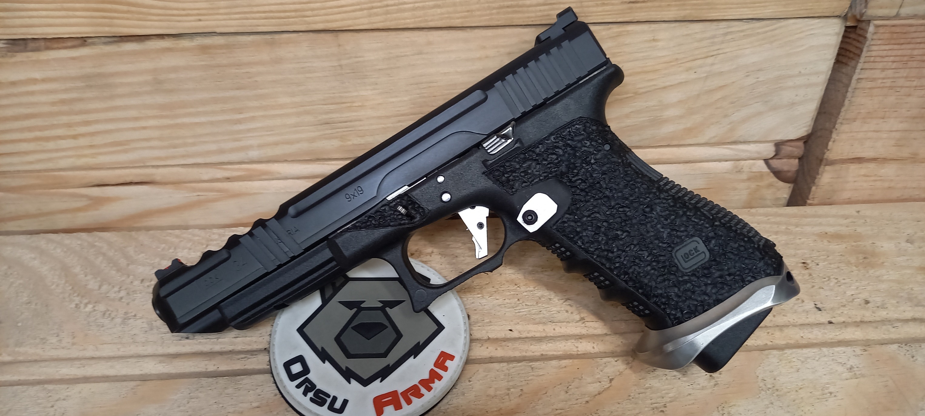 Glock 34 custom : stries, facettes et évents — photo