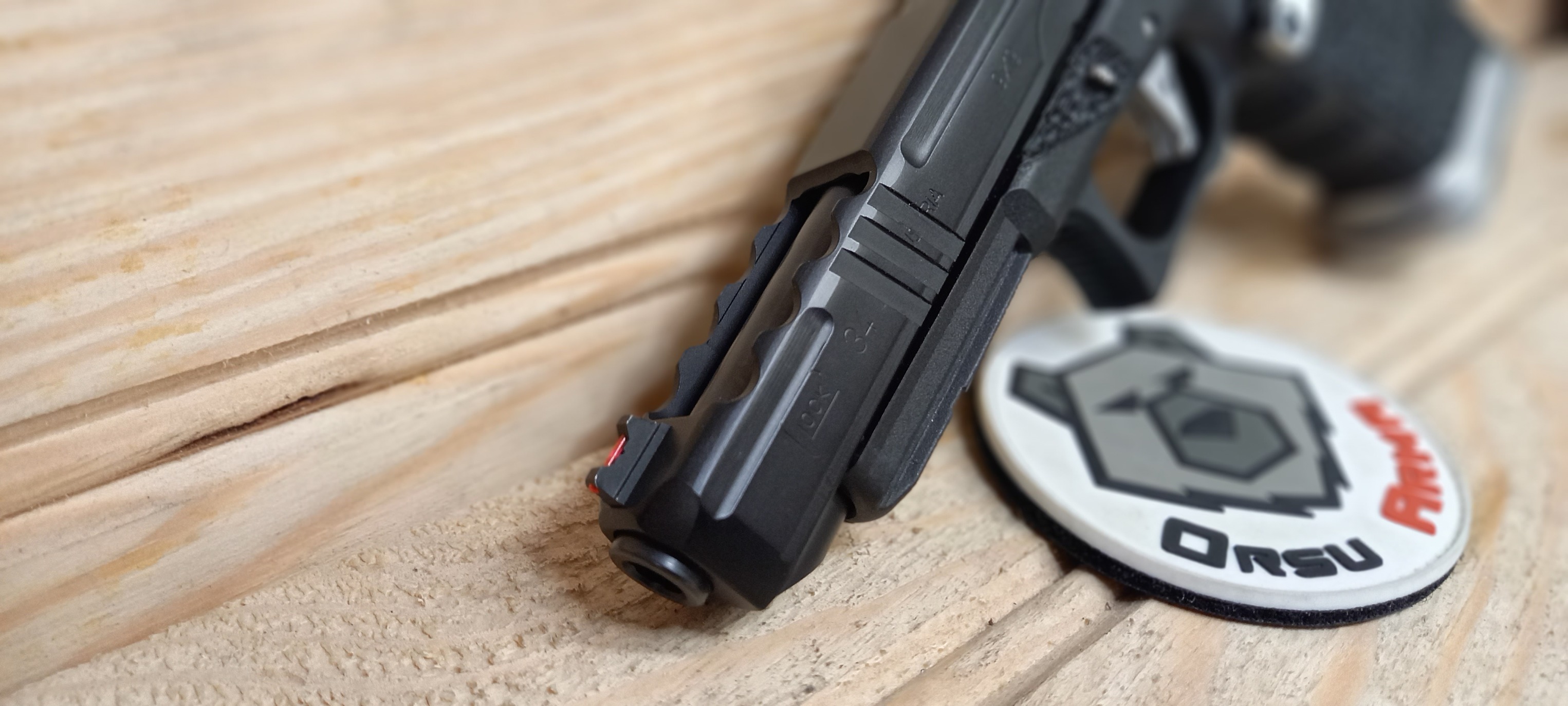 Glock 34 custom : stries, facettes et évents — photo