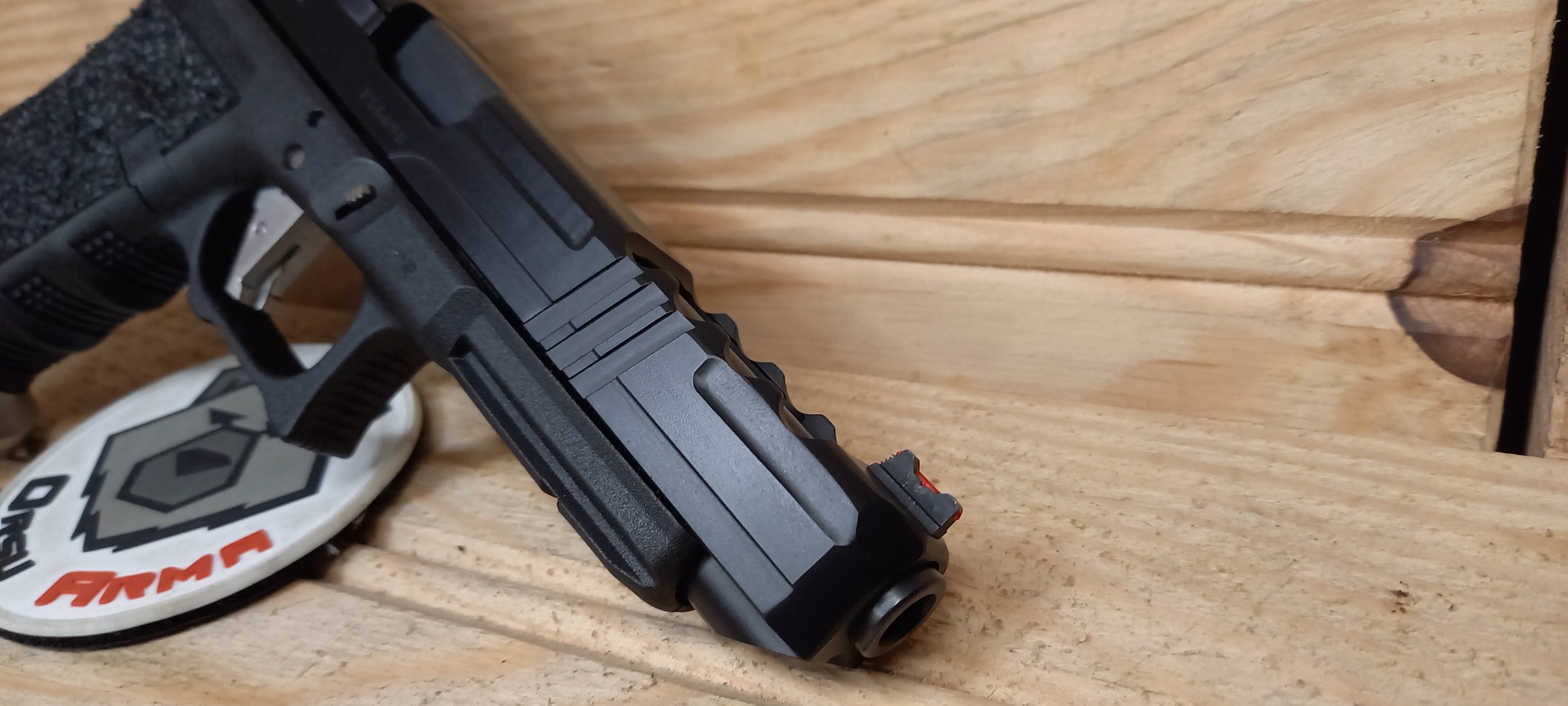 Glock 34 custom : stries, facettes et évents — photo