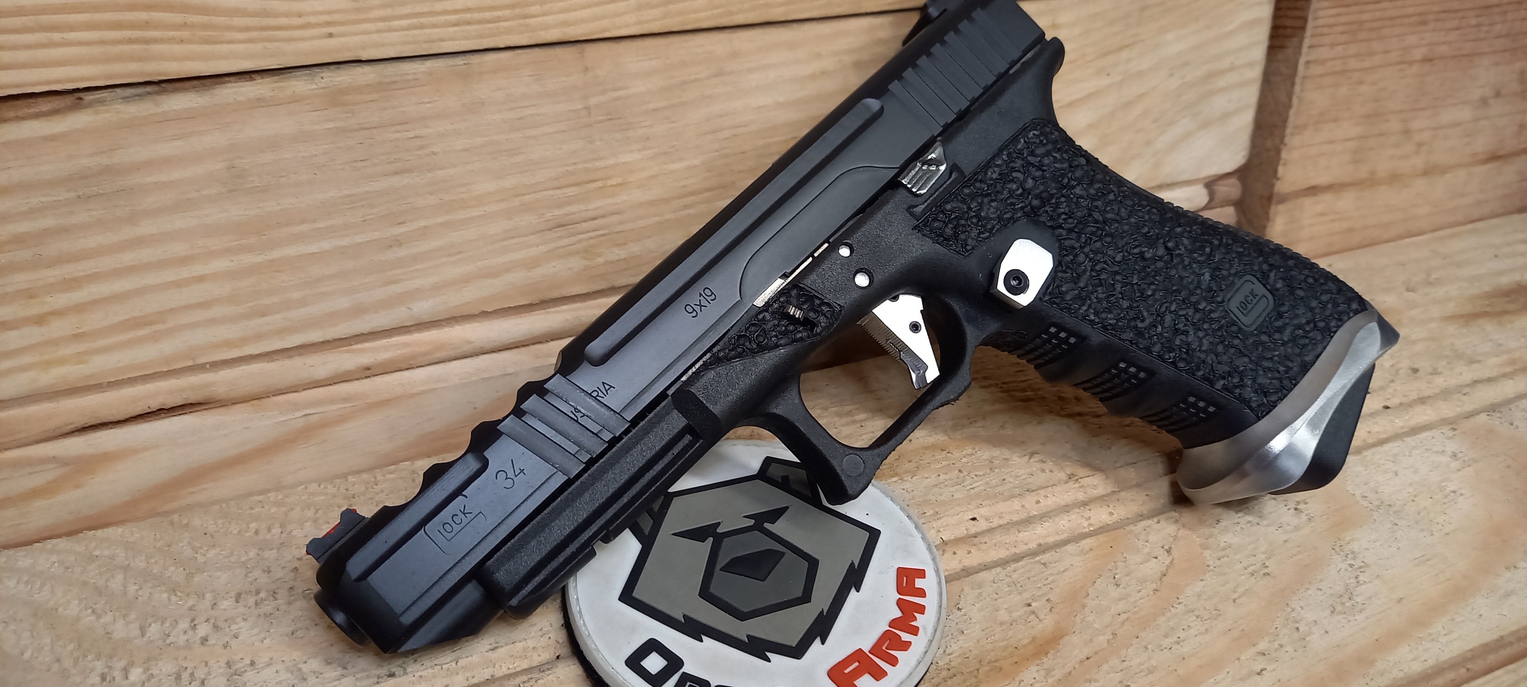 Glock 34 custom : stries, facettes et évents — photo