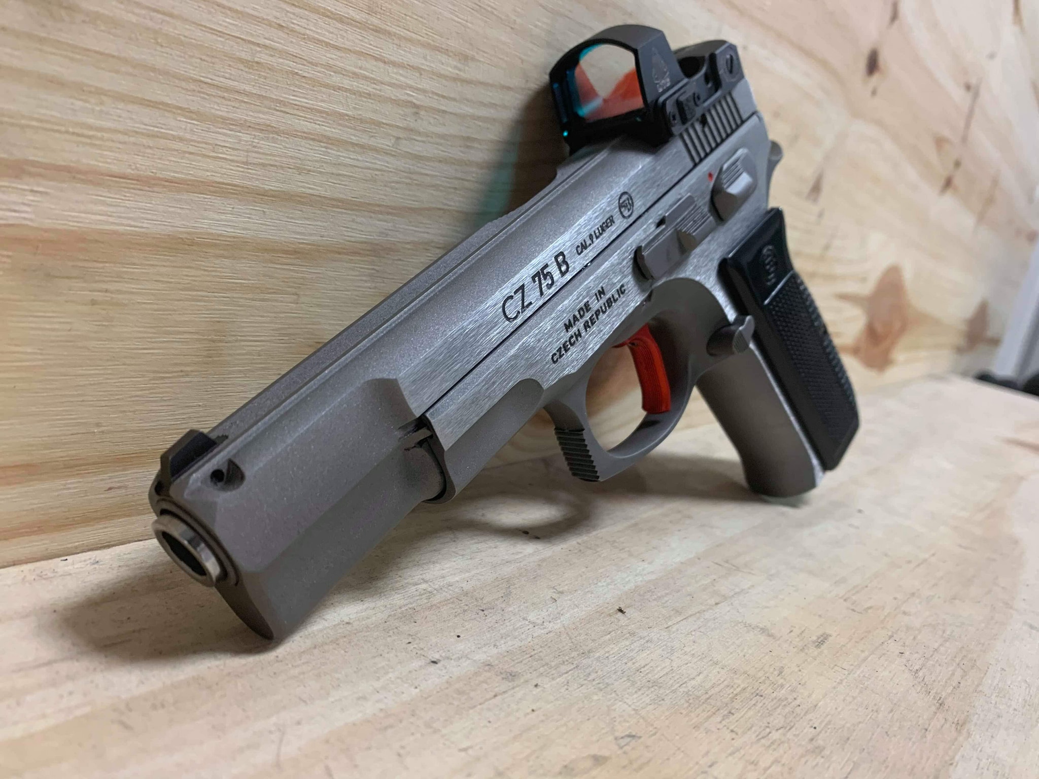 Poste du jour, Usinage culasse CZ 75B inox pour pose d'un point rouge au plus bas ainsi… — photo