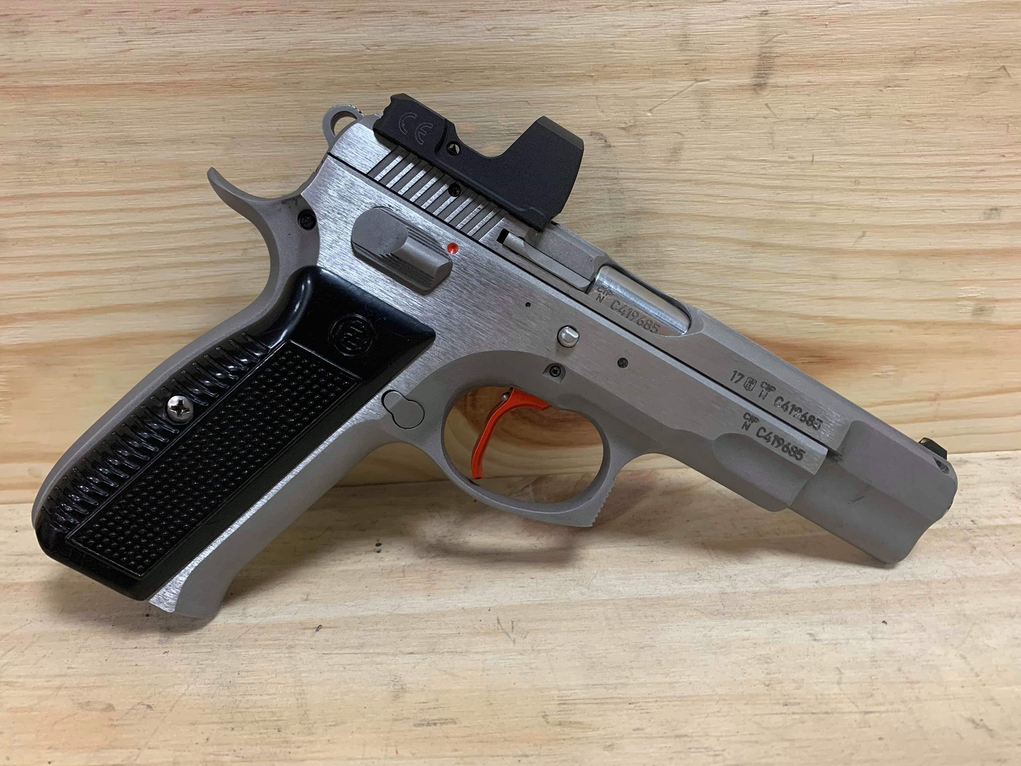 Poste du jour, Usinage culasse CZ 75B inox pour pose d'un point rouge au plus bas ainsi… — photo