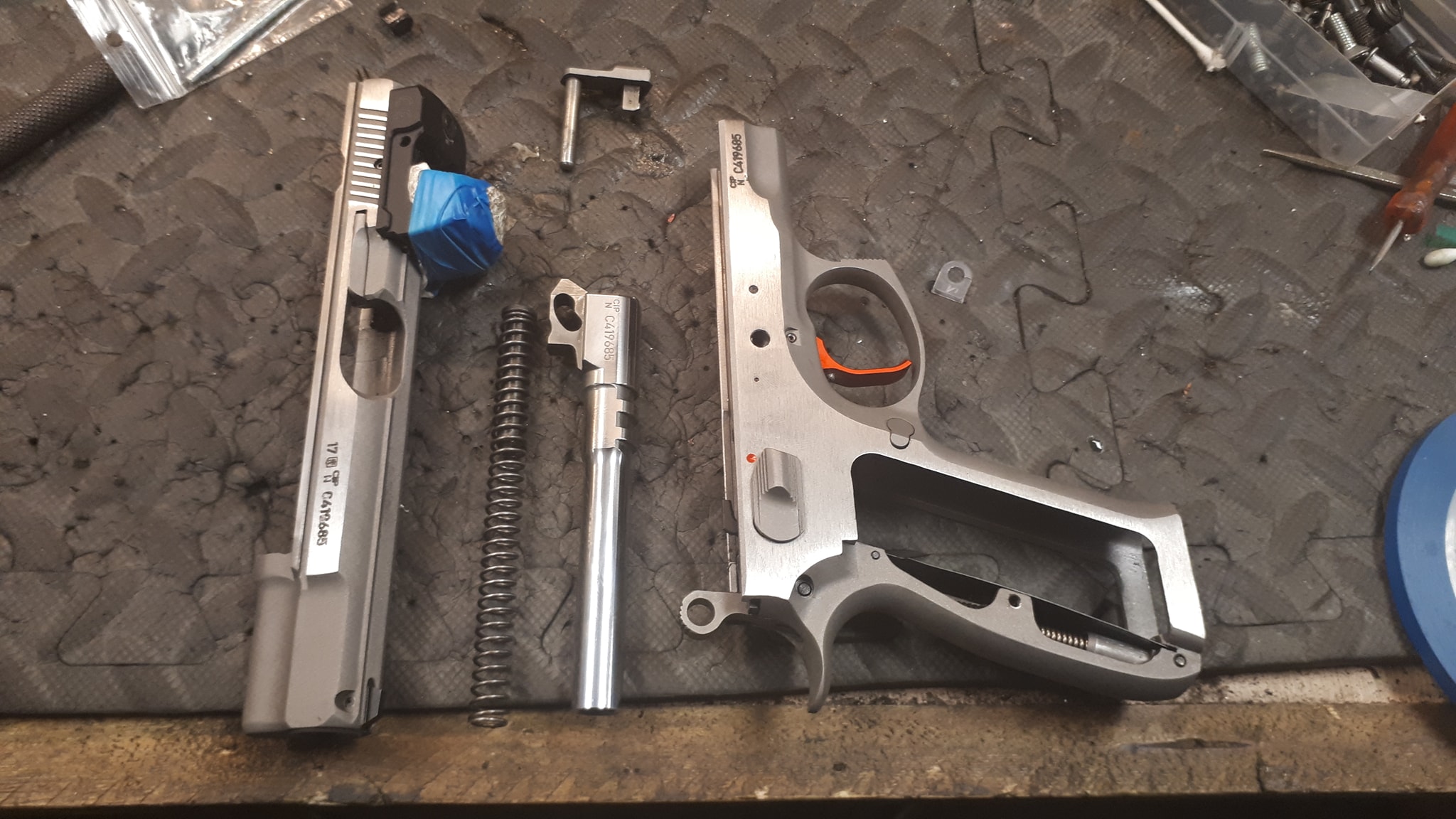 Poste du jour, Usinage culasse CZ 75B inox pour pose d'un point rouge au plus bas ainsi… — photo
