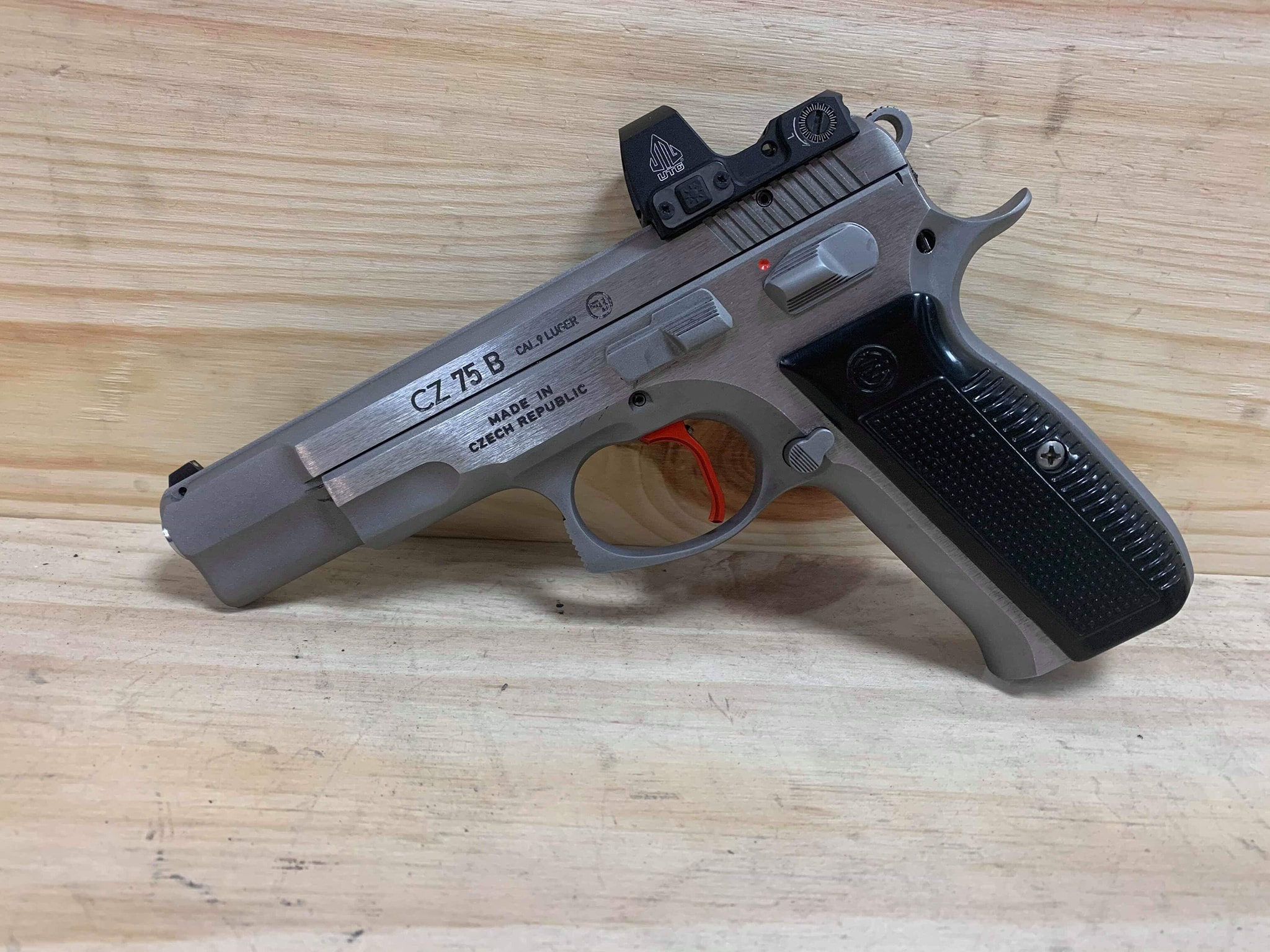Poste du jour, Usinage culasse CZ 75B inox pour pose d'un point rouge au plus bas ainsi… — photo