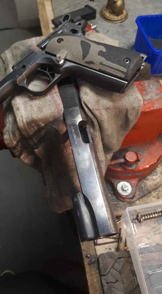 Post du soir sur un avant/après restauration complète d'un magnifique Colt Delta Elite … — photo
