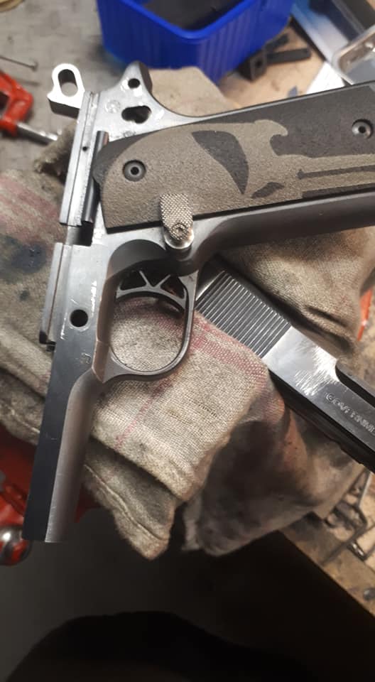 Post du soir sur un avant/après restauration complète d'un magnifique Colt Delta Elite … — photo