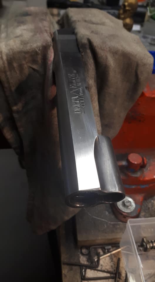 Post du soir sur un avant/après restauration complète d'un magnifique Colt Delta Elite … — photo