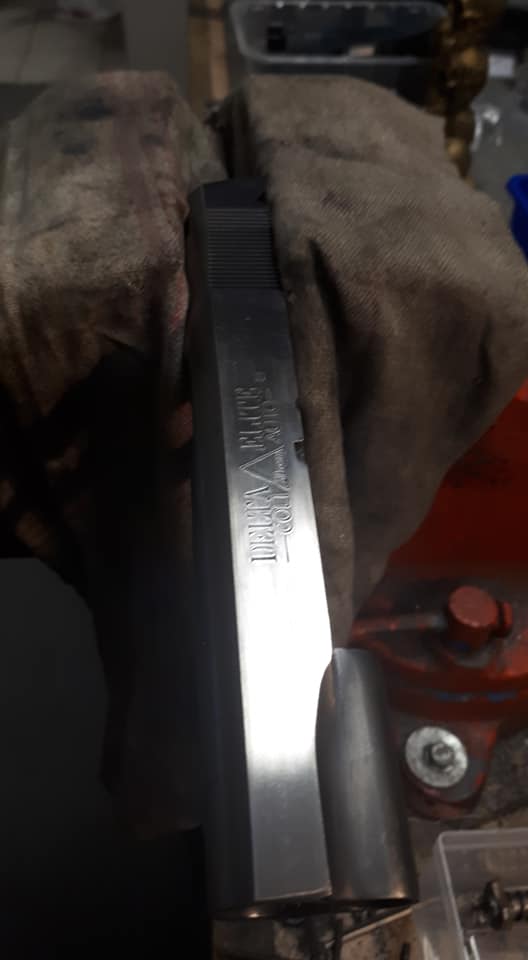 Post du soir sur un avant/après restauration complète d'un magnifique Colt Delta Elite … — photo