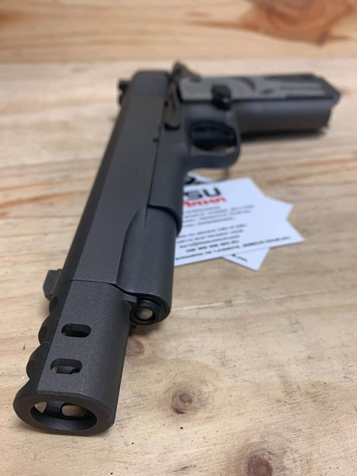 Post du soir sur un avant/après restauration complète d'un magnifique Colt Delta Elite … — photo