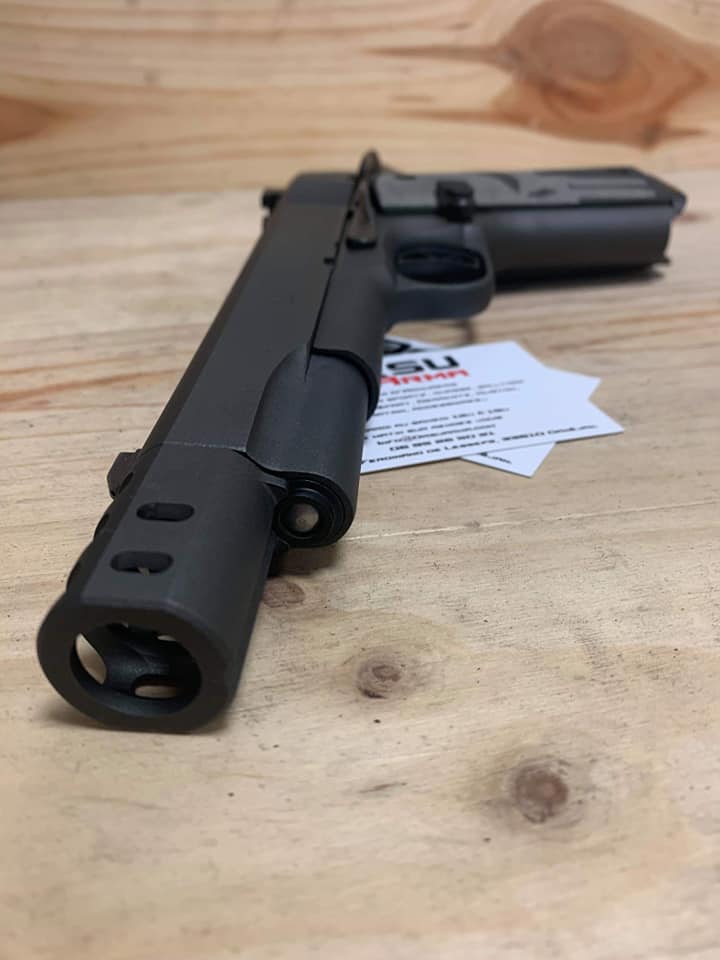 Post du soir sur un avant/après restauration complète d'un magnifique Colt Delta Elite … — photo