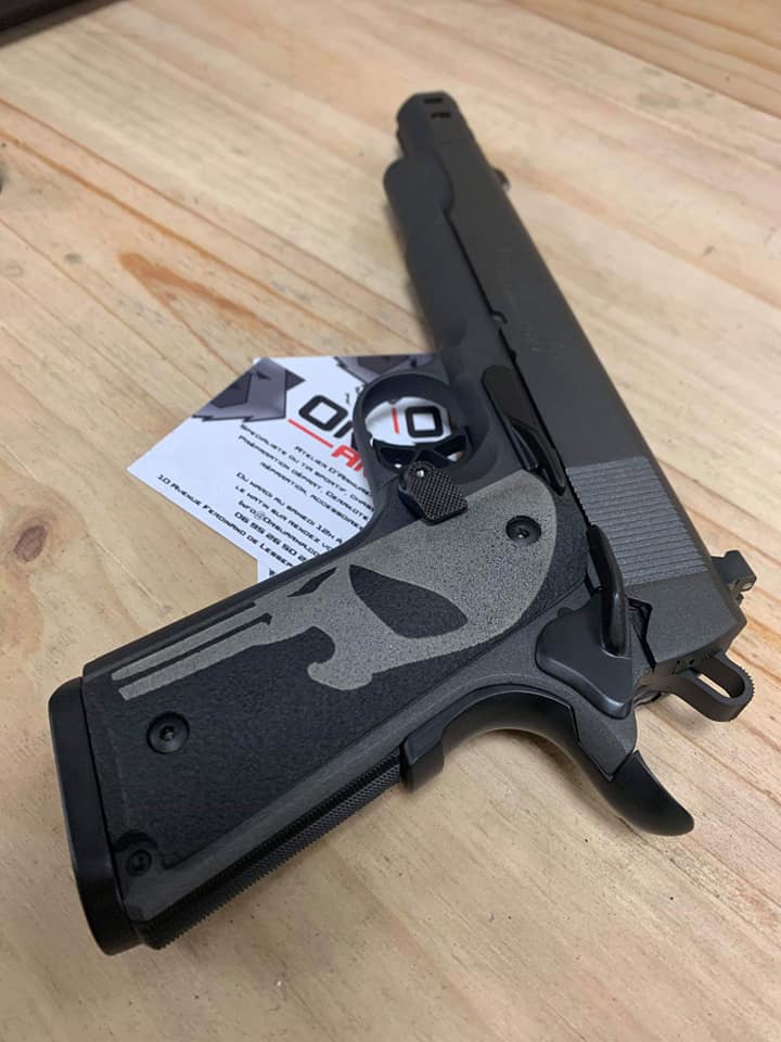 Post du soir sur un avant/après restauration complète d'un magnifique Colt Delta Elite … — photo