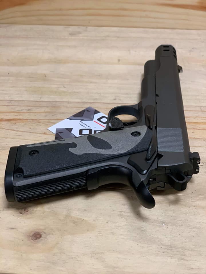 Post du soir sur un avant/après restauration complète d'un magnifique Colt Delta Elite … — photo
