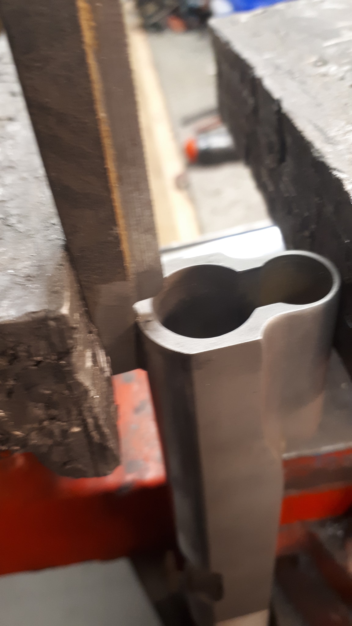 Aujourd'hui petit poste sur la réalisation d'un guidon sur mesure. Base Colt série 80 q… — photo
