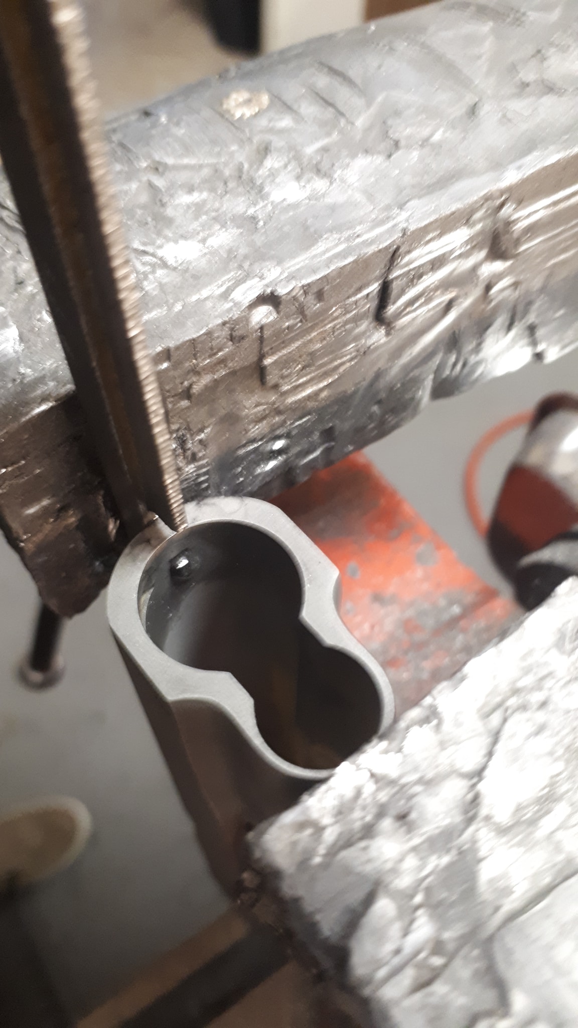Aujourd'hui petit poste sur la réalisation d'un guidon sur mesure. Base Colt série 80 q… — photo