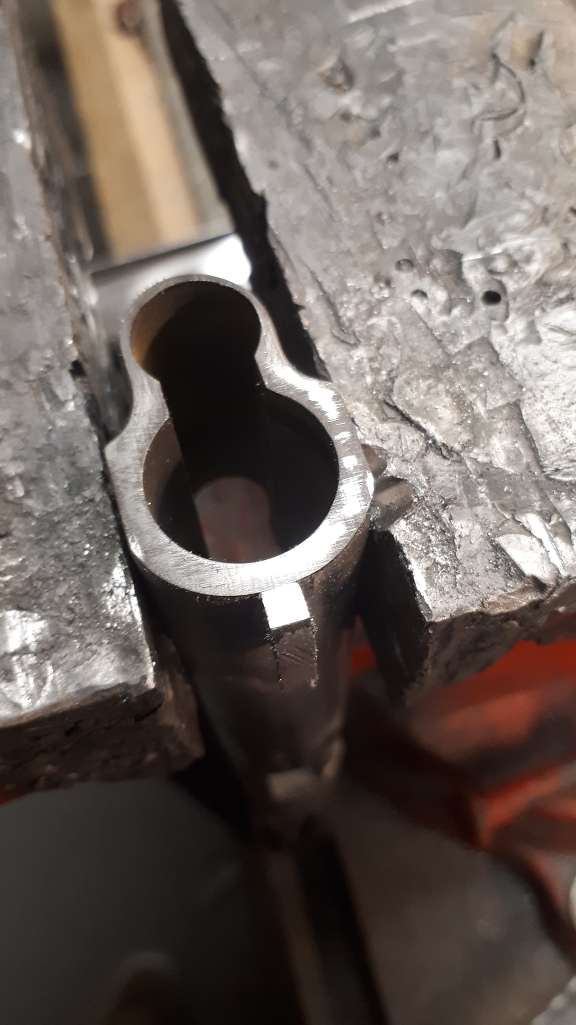 Aujourd'hui petit poste sur la réalisation d'un guidon sur mesure. Base Colt série 80 q… — photo