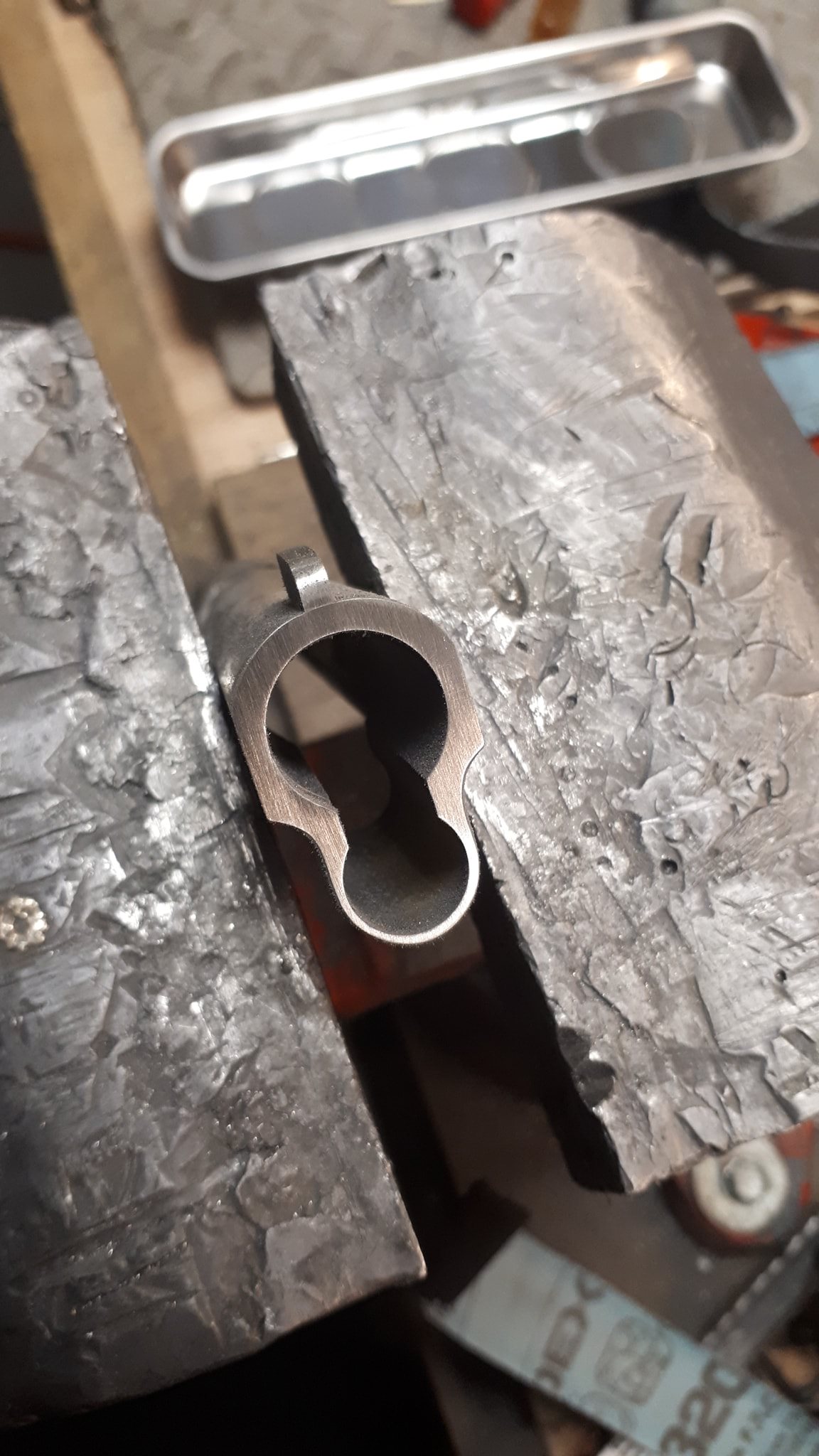 Aujourd'hui petit poste sur la réalisation d'un guidon sur mesure. Base Colt série 80 q… — photo