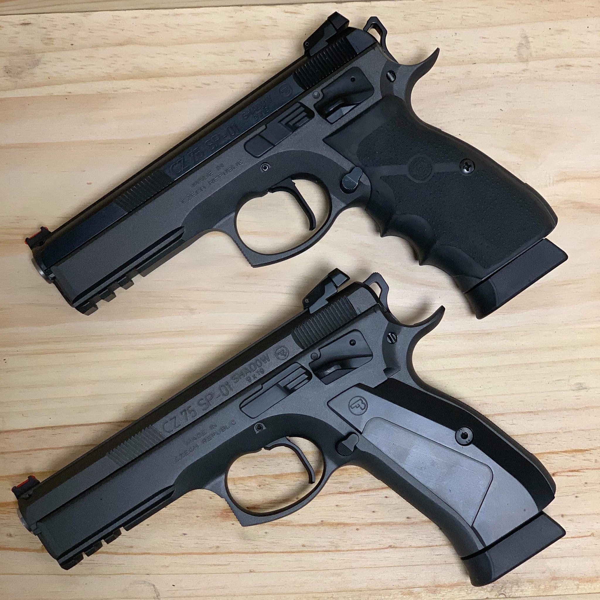 CZ un jour CZ toujours, deux photos de deux Customs sur Base CZ SP01 Shadow : — photo