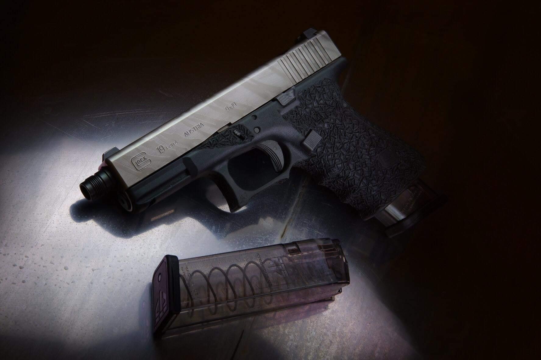 Poste du Jour, quelques photos sur un de nos Custom Acide sur un Glock G19 Fileté, avec… — photo