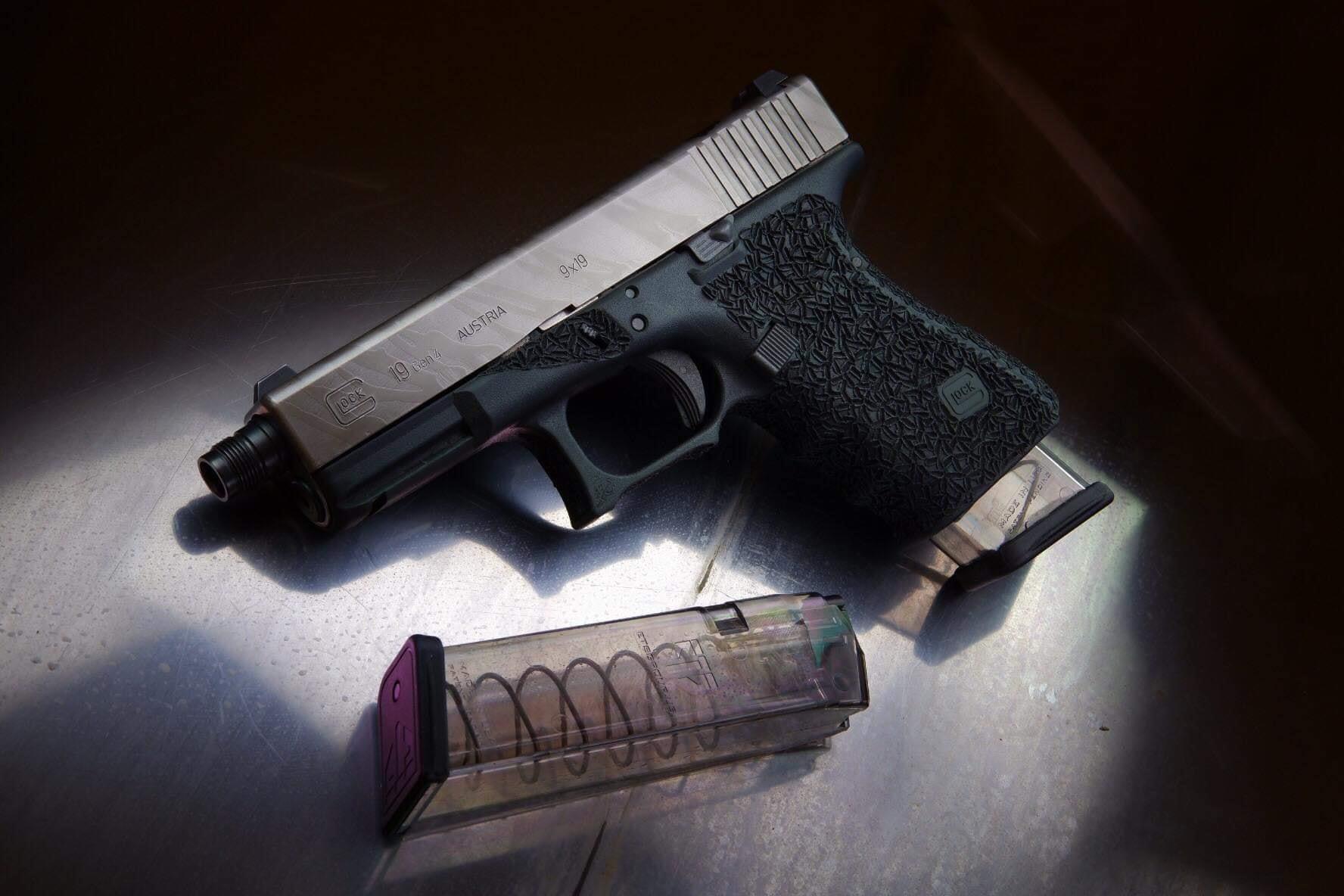 Poste du Jour, quelques photos sur un de nos Custom Acide sur un Glock G19 Fileté, avec… — photo