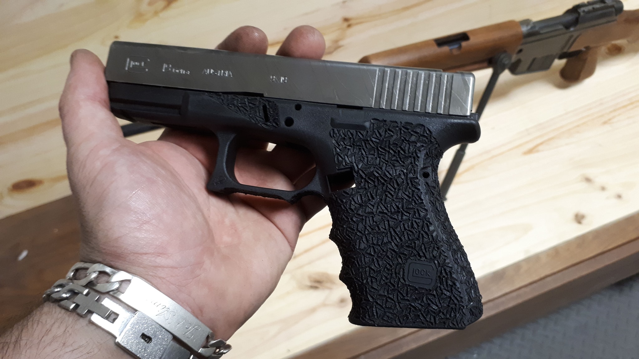 Poste du Jour, quelques photos sur un de nos Custom Acide sur un Glock G19 Fileté, avec… — photo