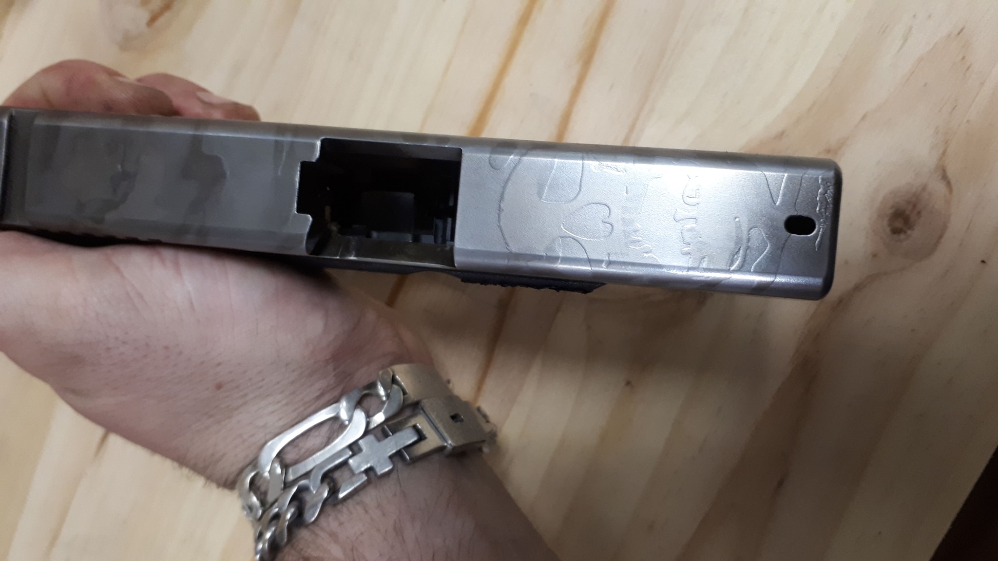 Poste du Jour, quelques photos sur un de nos Custom Acide sur un Glock G19 Fileté, avec… — photo