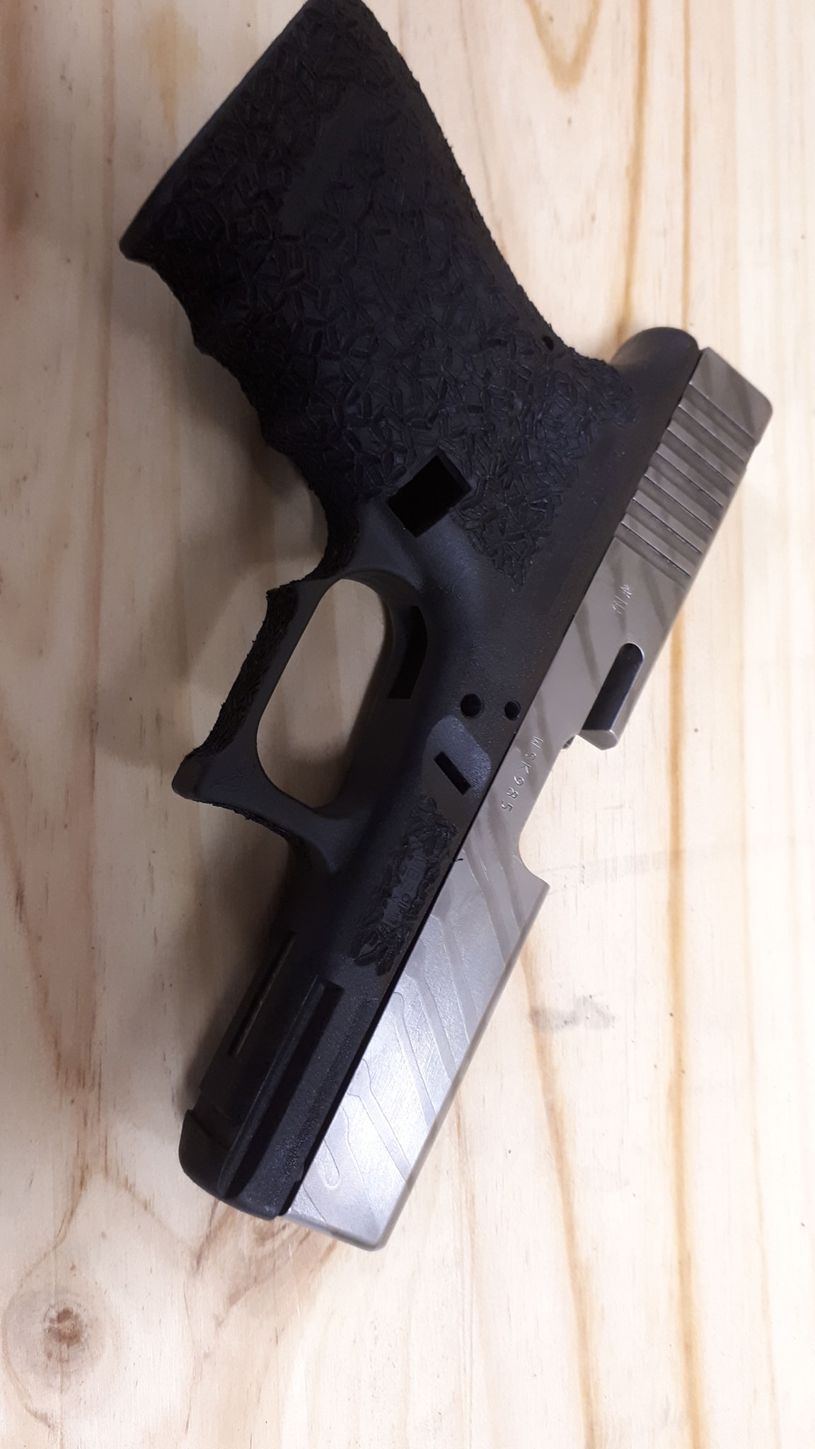 Poste du Jour, quelques photos sur un de nos Custom Acide sur un Glock G19 Fileté, avec… — photo