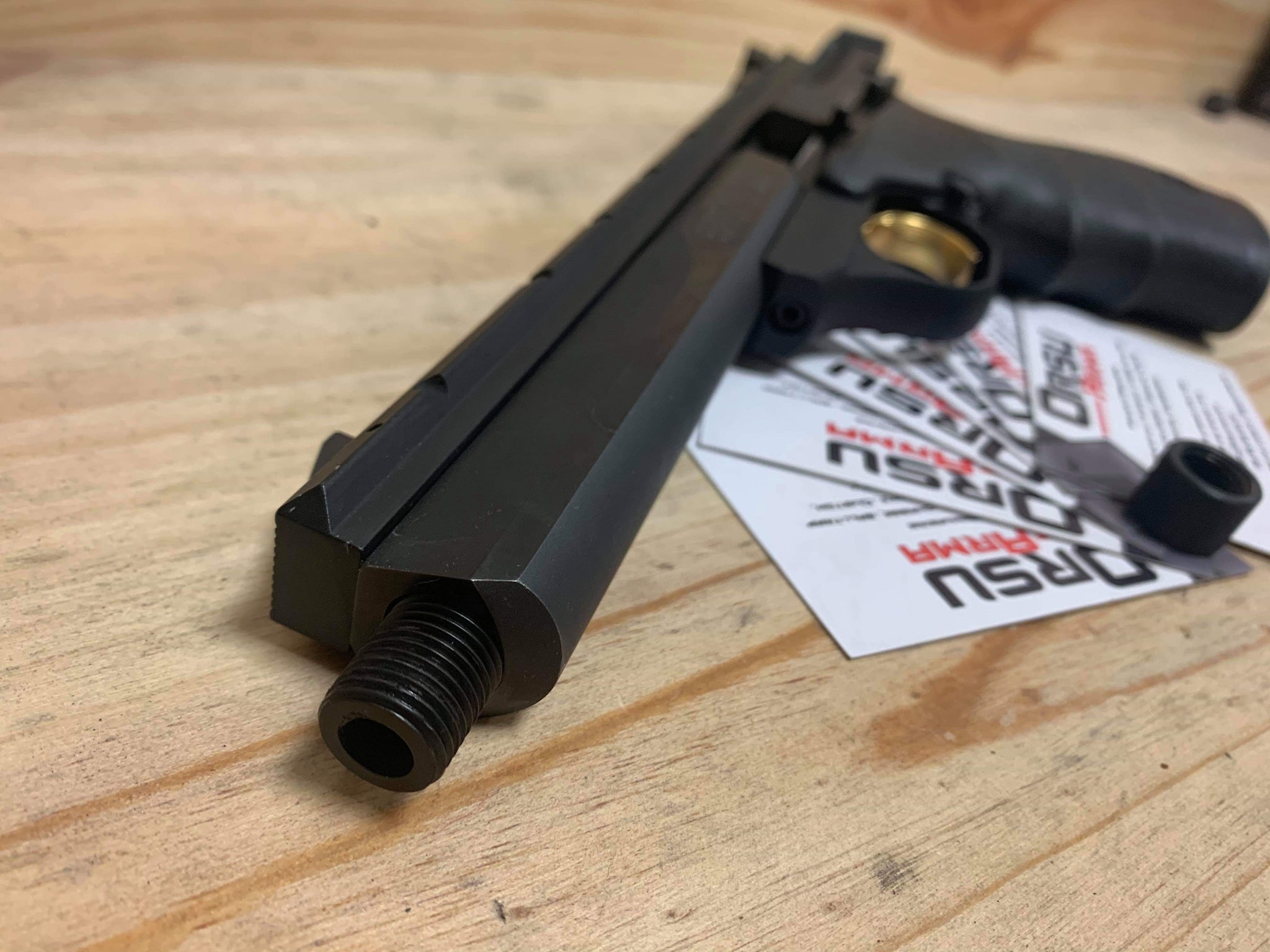 Poste du jour sur le filetage d'un Browning Buckmarck URX, noter la super concentricité… — photo