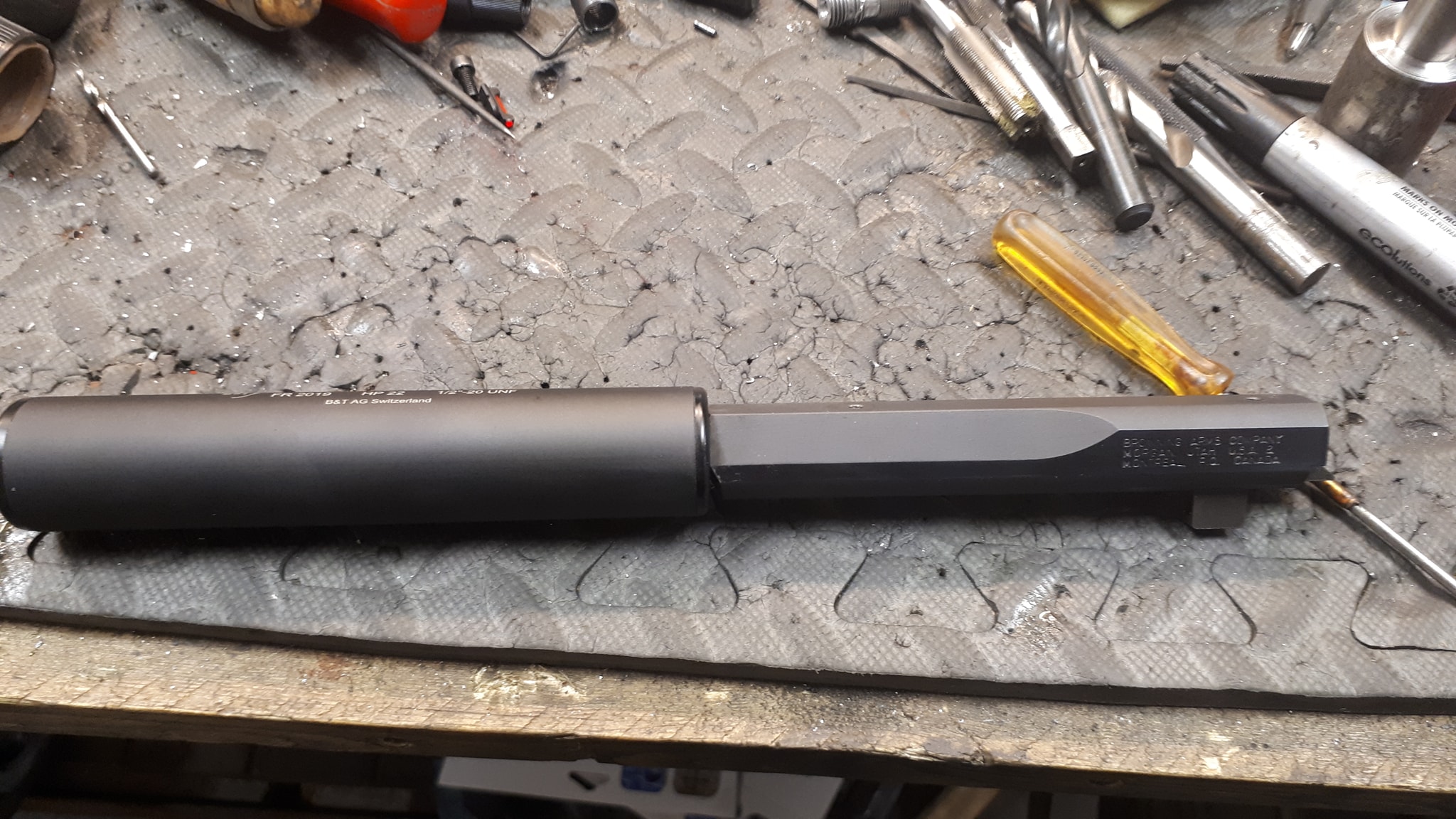 Poste du jour sur le filetage d'un Browning Buckmarck URX, noter la super concentricité… — photo
