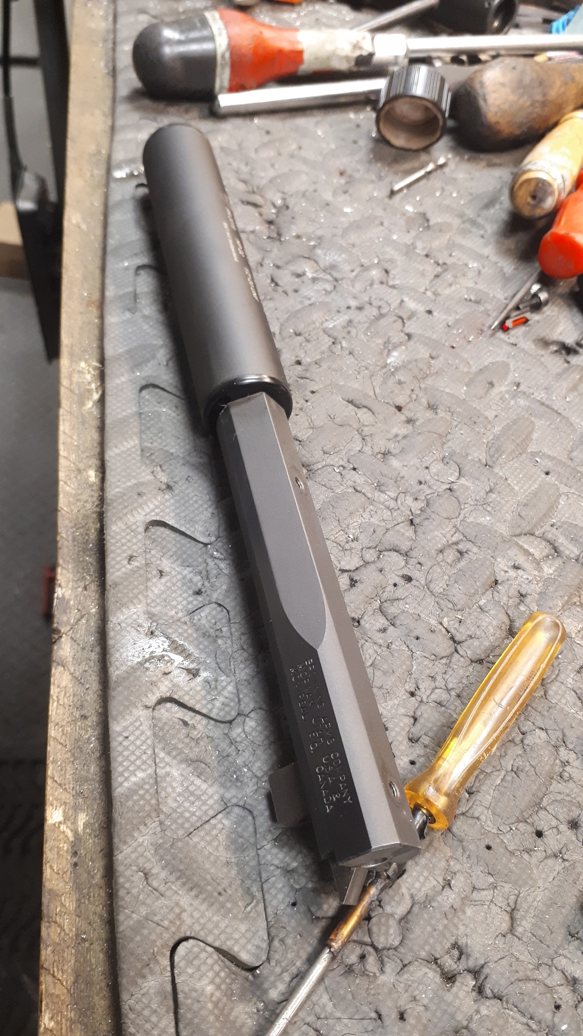 Poste du jour sur le filetage d'un Browning Buckmarck URX, noter la super concentricité… — photo