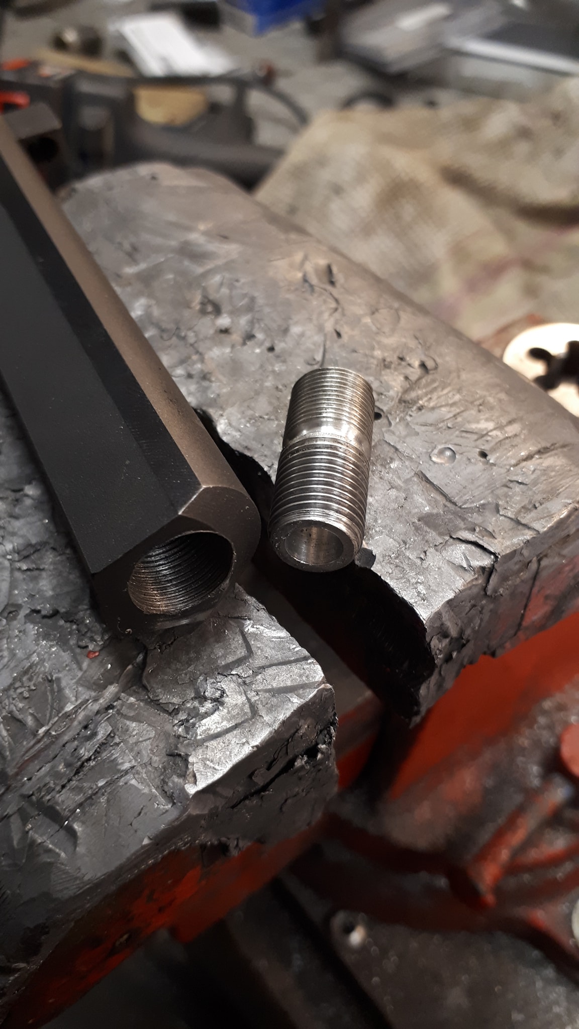 Poste du jour sur le filetage d'un Browning Buckmarck URX, noter la super concentricité… — photo