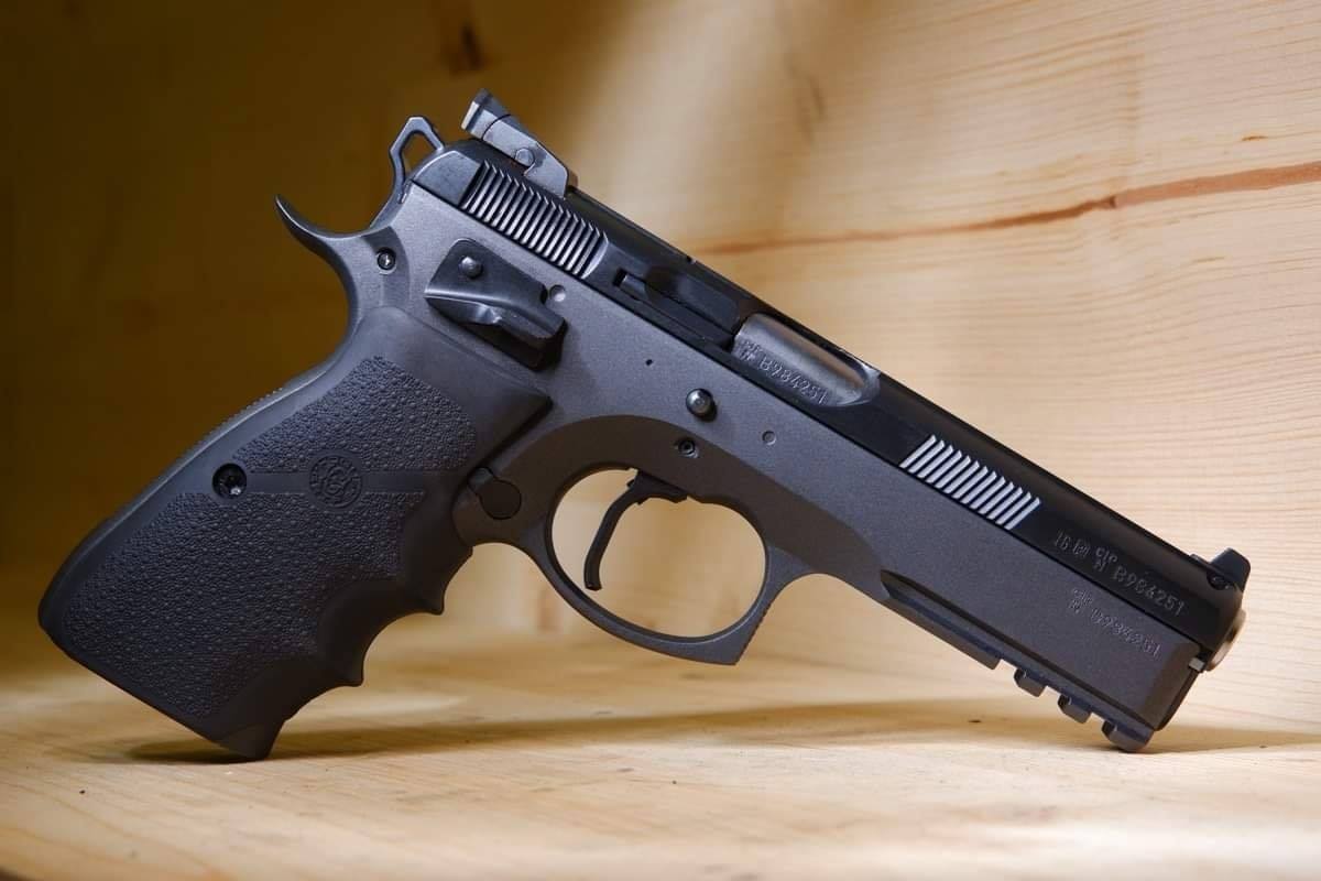 Poste du soir sur ce magnifique CZ SP01 Custom — photo