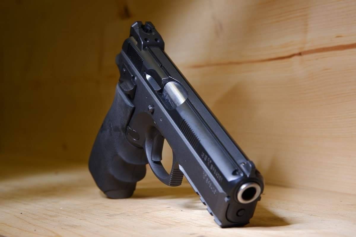 Poste du soir sur ce magnifique CZ SP01 Custom — photo