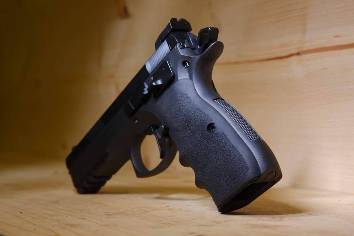 Poste du soir sur ce magnifique CZ SP01 Custom — photo